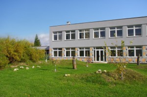 Fotografie školní budovy a zahrady